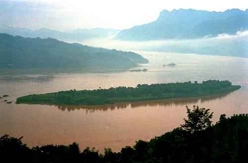 千秋三峽 世紀偉業(yè)——三峽工程見(jiàn)證新中國60年發(fā)展足跡 這是中堡島的原始地貌(資料照片)。三峽工程于1994年12月14日正式開(kāi)工,工程采用分期導流方式,分三期進(jìn)行施工,以中堡島為分界點(diǎn)向兩側延伸,分別修建左岸和右岸大壩。 “截斷巫山云雨,高峽出平湖”,隨著(zhù)設計建設任務(wù)的如期完成,歷經(jīng)近17年的建設,舉世矚目的三峽工程將一代偉人的豪邁設想變?yōu)楝F實(shí)。承載著(zhù)共和國水利輝煌夢(mèng)想的三峽工程,鑄就了惠及千秋的民生水利。 三峽工程凝聚了幾代中央領(lǐng)導集體和全國人民的智慧與力量。1978年至1988年,三峽工程基本完成了建設的決策準備;1988年至1998年,三峽工程正式開(kāi)工并實(shí)現大江截流;1998年至2008年,三峽樞紐主體工程、輸變電工程和移民工作基本完成,三峽水庫實(shí)現了175米蓄水的最終目標條件,使夢(mèng)想變?yōu)楝F實(shí)。 新華社發(fā)